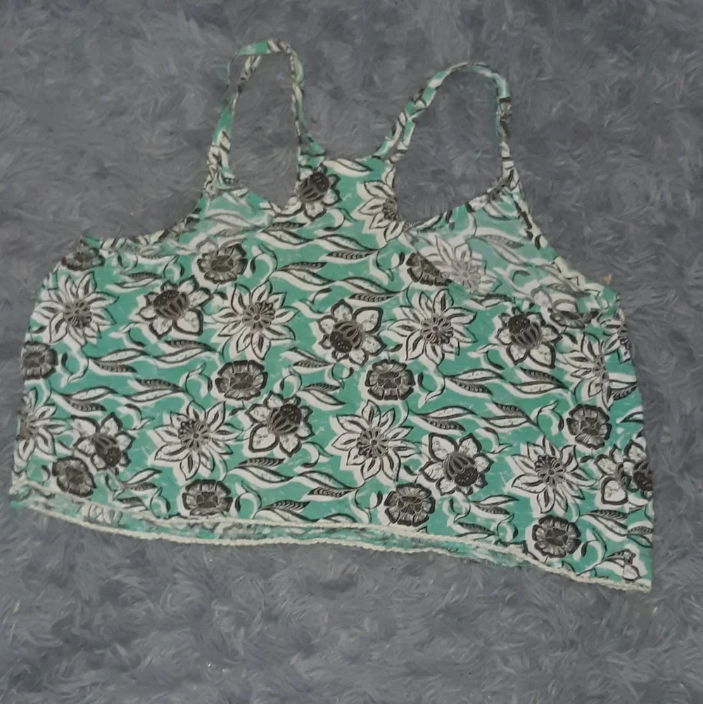 ⭐️Floral crop top w/ racer back. Totally cute! Final price! Price firm! - Picture 6 of 6